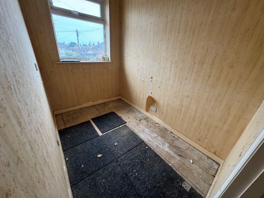 Lot: 16 - FIVE-BEDROOM HOUSE FOR TOTAL REFURBISHMENT WITH POTENTIAL PLOT - Bedroom 5